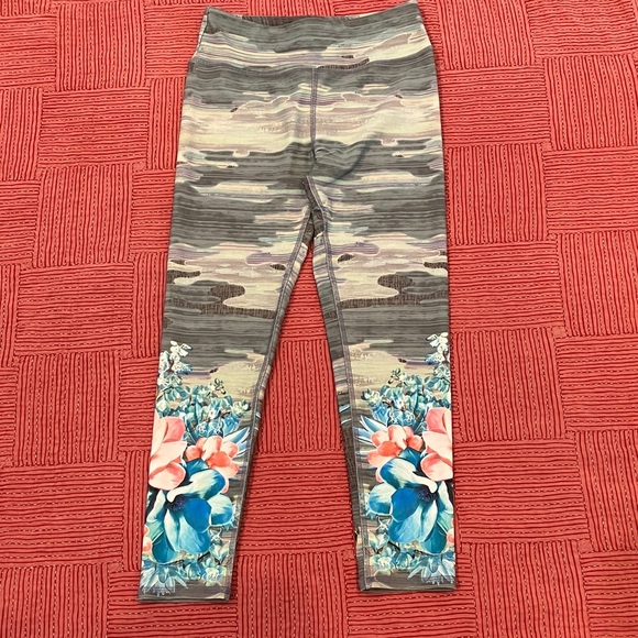 women’s small Leggings Floral / Camo Design capri Evolution and Creative Active - Picture 1 of 14